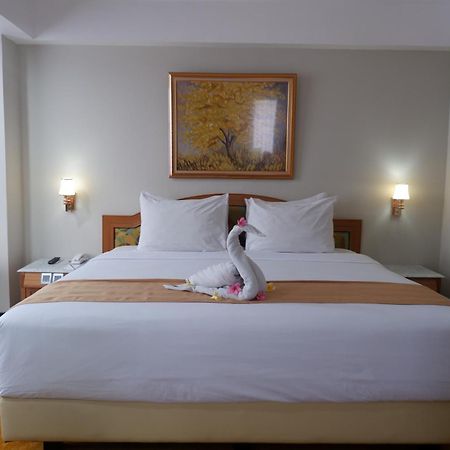Horison Ultima Bandung Hotell Exteriör bild